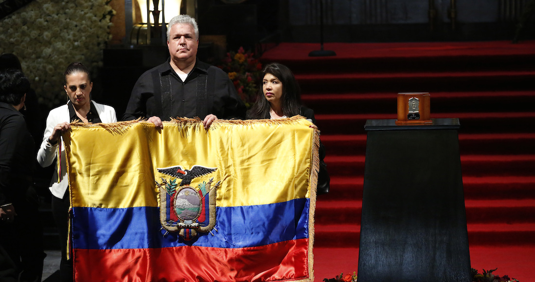 Dolientes sostienen una bandera de Ecuador durante el homenaje a Juan Gabriel. Foto: AP