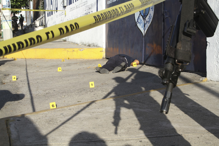 Un policía auxiliar fue asesinado por impactos de bala el 23 de septiembre cuando hombres desconocidos intentaron secuestrar a un alumno de la escuela “Justo Sierra”, ubicada entre la calle 10 y 11. Foto: Cuartoscuro