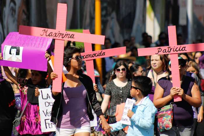En México la violencia de género año con año cobra la vida de miles de mujeres. En la imagen, la agrupación de Feministas 24A manifiesta en Puebla contra las "violencias machistas". Foto: Archivo Cuartoscuro.