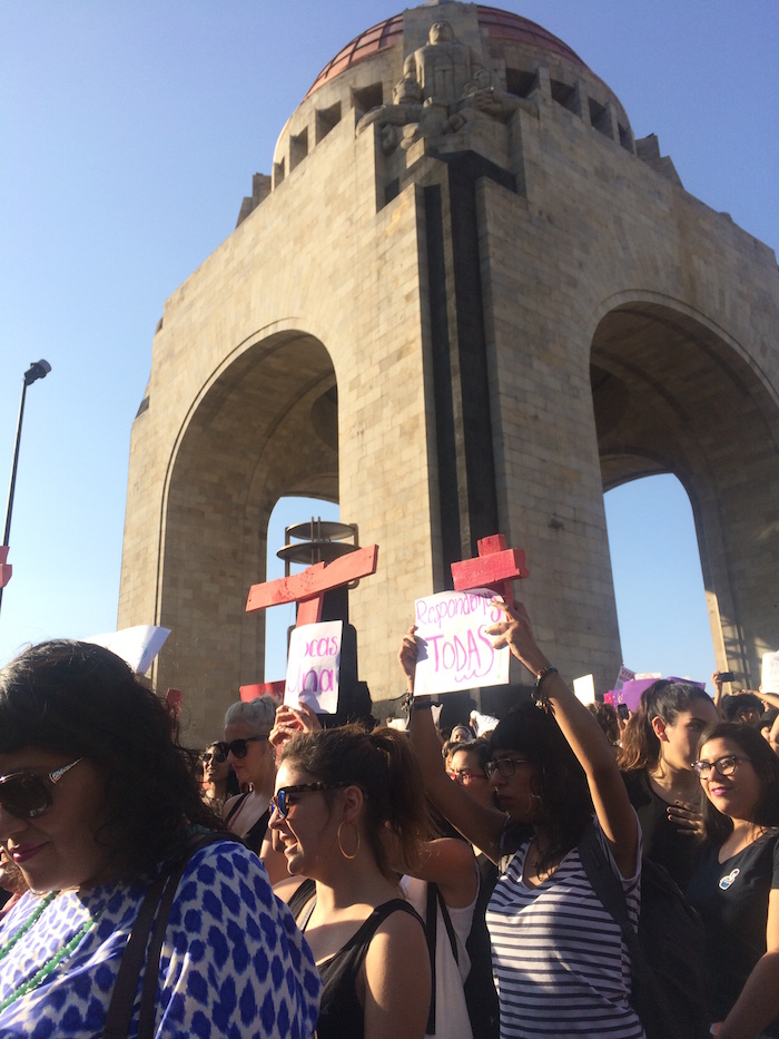 Centenares de mujeres en el Monumento a la Revolución exigen que se frene la violencia en contra de su género. Foto: Sandra Sánchez, SinEmbargo