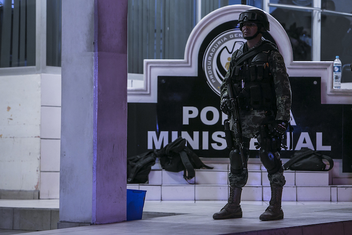 Un numeroso grupo de efectivos militares realizaron un sorpresivo operativo en las instalaciones de la Policía Ministerial del Estado con el fin de revisar el armamento de la corporación.Foto: Cuartoscuro