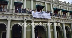 Alcaldes perredistas toman Palacio de Veracruz; acusan desvío del Gobierno por 200 millones