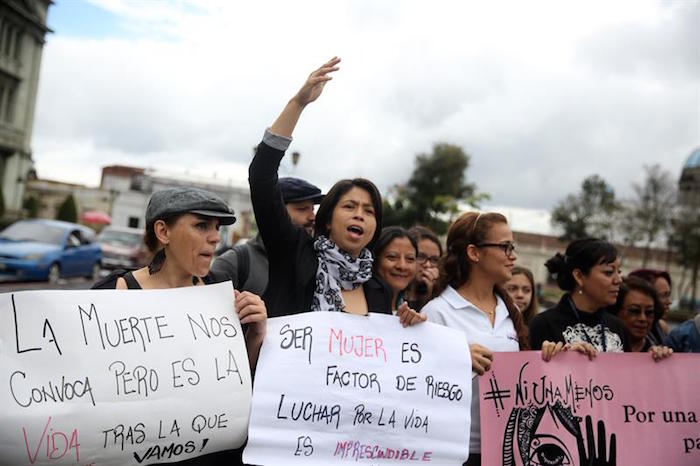 Mujeres guatemaltecas protestan por los feminicidios y la violencia contra la mujer en Guatemala. Foto: EFE