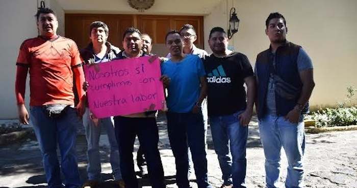 Los jardineros, cocineros y choferes de Duarte protestan en Casa Veracruz; exigen pagos atrasados