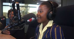 En la imagen, la escritora de 7 años de edad Michelle Nkamankeng durante una entrevista con la estación de radio POWER98.7. Foto: Twitter [@Powerfm987].