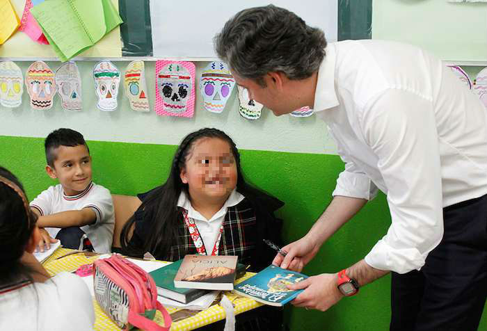 Este día, el Secretario de Educación acudió a la escuela de Andrea para obsequiarle otro libro. Foto: SEP. 