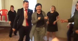 El concejal de la ciudad de Orlov, Konstantin Fedotov, pasa a la acción y se llena de ritmo. Foto: Especial.