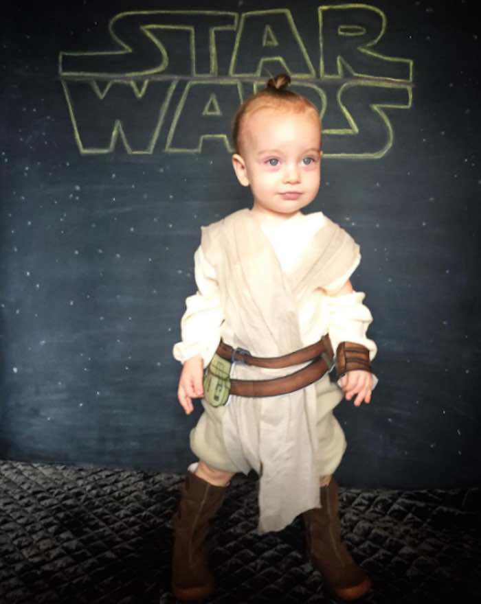 "Sully" disfrazada de Rey (Daisy Ridley), personaje principal de la película "Star Wars: el despertar de la Fuerza" (2015). Foto: Instagram [sullymaemom]. 