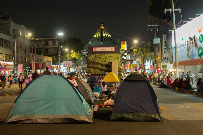 Los asistentes duermen en los alrededores de la Basílica para poder cantarle las mañanitas. Foto: Cuartoscuro