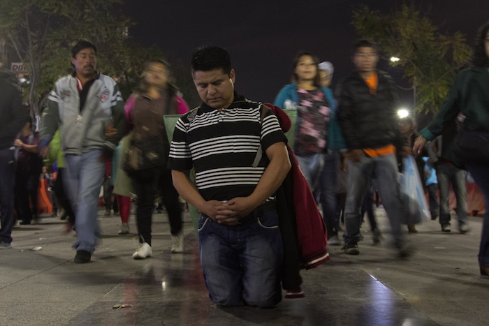 Provenientes de diversos estados del país miles de peregrinos se enfilaron a la Basílica de Guadalupe, a pie, en bicicleta o en camioneta, el objetivo era el mism, llegar al Cerro del Tepeyec donde la creencia religiosa narra que hace 485 años la Virge de Guadalupe se le apareción al indio Juan Diego. Foto: Cuartoscuro