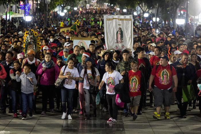 Continúa el arribo de peregrinos a la Basílica de Guadalupe para festejar. Foto: Cuartoscuro
