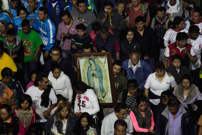CIUDAD DE MÉXICO, 11DICIEMBRE2016.- Continúa el arribo de peregrinos a la Basílica de Guadalupe para festejar el 485 aniversario de la aparición de la Virgen de Guadalupe a Juan Diego en el cerro del Tepeyac. Desde tempranas horas los devotos provenientes de varios estados llegaron al recinto eclesiástico para felicitar a la figura religiosa. Los asistentes duermen en los alrededores de la Basílica para poder cantarle las mañanitas.
FOTO: GALO CAÑAS /CUARTOSCURO.COM