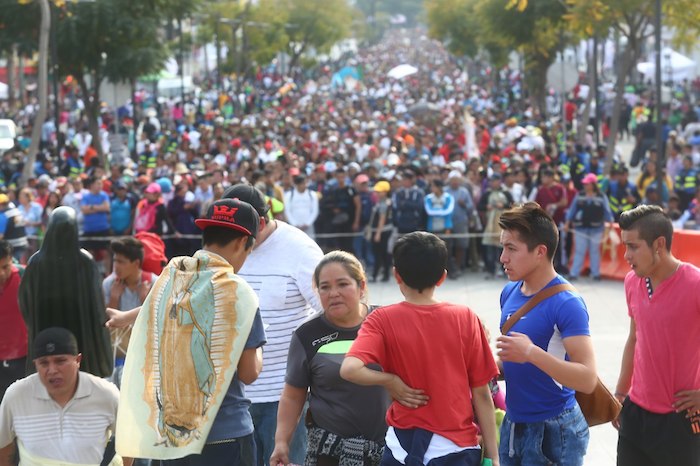 Miles de peregrisos de varias partes del país visitan hoy la Basílica de Guadalupe. Foto: Crisanto Rodríguez, SinEmbargo