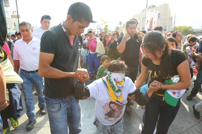 Algunos acudieron de rodillas para cumplir promesas. Foto: Crisanto Rodríguez, SinEmbargo