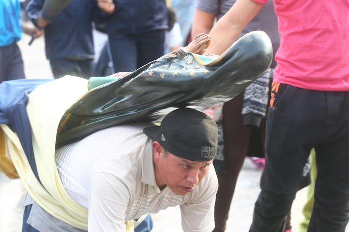 Algunos acudieron de rodillas para cumplir promesas o pedir "milagros" . Foto: Crisanto Rodríguez, SinEmbargo
