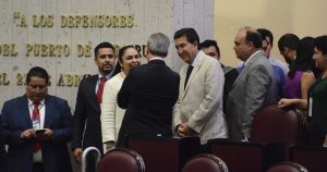 Diputados del PRD, PAN y Morena dan sobres con dinero a reporteros en Veracruz; el PAN solo también les da monederos