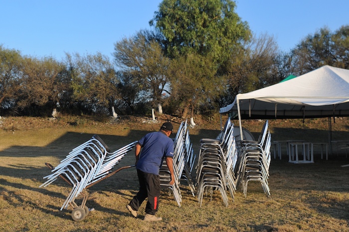 Decenas de personas participan en los últimos detalles para la fiesta de los XV años de Rubí, que será el día de mañana. m Foto: Cuartoscuro