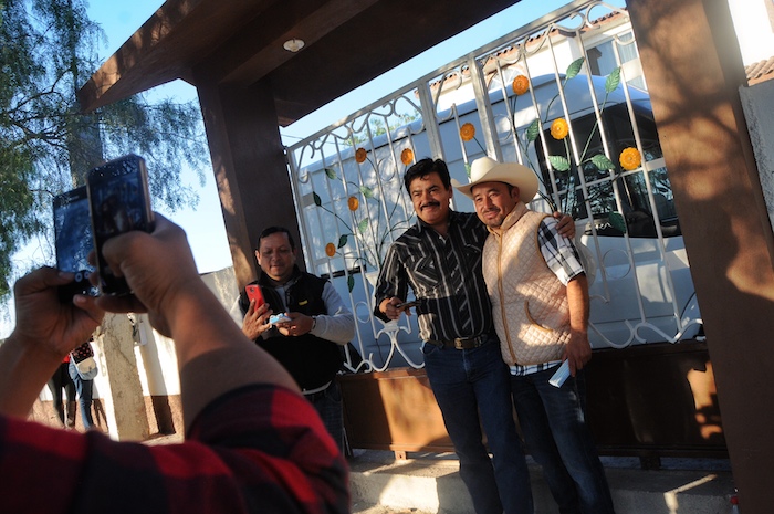 Decenas de personas participan en los últimos detalles para la fiesta de los XV años de Rubí, que será el día de mañana. Foto: Cuartoscuro