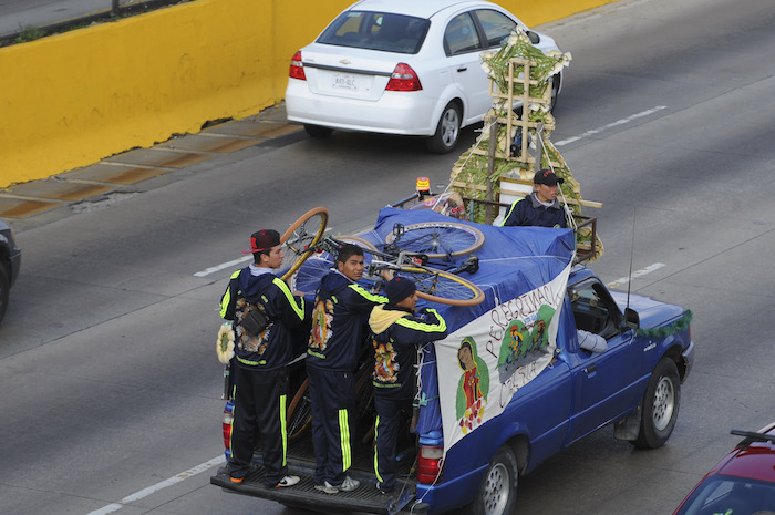 Desde tempranas horas los devotos provenientes de varios estados llegaron al recinto eclesiástico para felicitar a la figura religiosa. Foto: Cuartoscuro