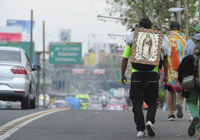 Provenientes de diversos estados del país miles de peregrinos se enfilaron a la Basílica de Guadalupe, a pie, en bicicleta o en camioneta, el objetivo era el mism, llegar al Cerro del Tepeyec donde la creencia religiosa narra que hace 485 años la Virge de Guadalupe se le apareción al indio Juan Diego. Foto: Cuartoscuro