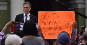 Los Yunes rojos no permanecieron en la toma de protesta del primo azul, se salieron por la puerta trasera, al no tener lugar para disfrutar el triunfo de un familiar contra 86 años de PRI en Veracruz. Foto: BlogExpediente