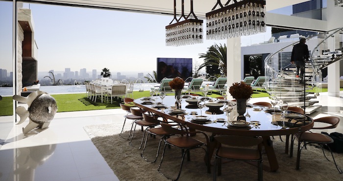 Los comedores interior y exterior de una mansión de 250 millones de dólares. Foto: AP