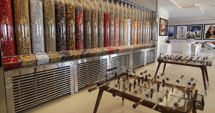 Una pared con dispensadores de golosinas en la sala de estar. Foto: AP