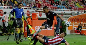 ZAPOPAN, JALISCO, 20AGOSTO2016.- Martin Barragán jugador de Atlas, disputa el balón a Carlos Salcedo de Chivas, durante el juego correspondiente a la Jornada 6 del Torneo Apertura 2016 de la Liga MX, en donde se enfrentan las Chivas de Guadalajara y los Zorros del Atlas, en juego que se lleva a cabo en el estadio Chivas.
FOTO : FERNANDO CARRANZA GARCIA / CUARTOSCURO.COM