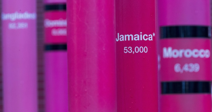 Un detalle de la instalación de arte "We Were Strangers Once Too". Foto: AP