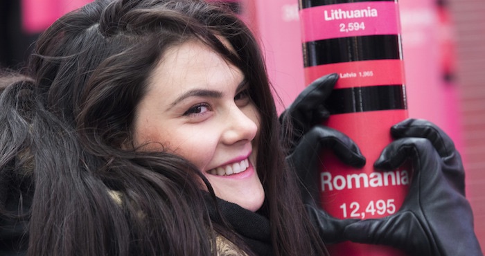 Anca Scridon, de Rumania, posa junto a la instalación de arte. Foto: AP