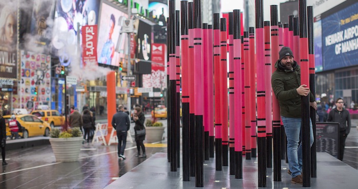 Un visitante posa junto a la instalación de arte: Foto: Especial