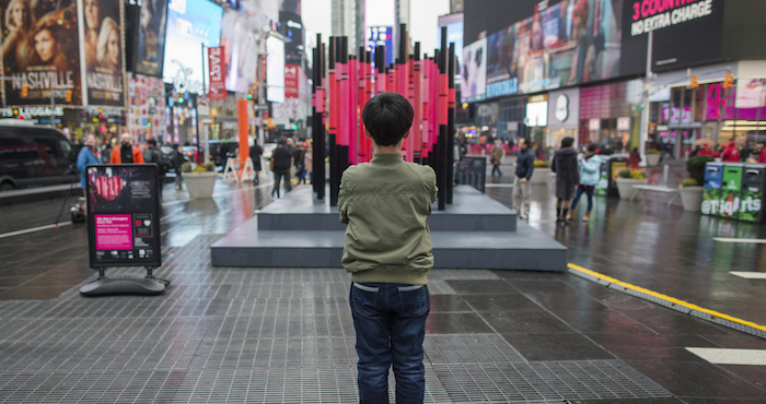Un visitante fotografía la instalación de arte "We Were Strangers Once Too". Foto: AP