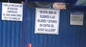 Los trabajadores de una construcción en Lima mostraron su apoyo a las mujeres. Foto: Facebook Ni una menos Perú 