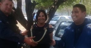 Policías de San Luis Potosí encuentran bolso con 62 mil pesos y lo regresan a su propietaria