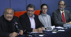 Ricardo Monreal; Claudia Sheinbaum y Pablo Moctezuma, delegados de Morena en Xochimilco; Cuauhtémoc; Tlalpan y Azcapotzalco, respectivamente, en platica con medios. Foto: Cuartoscuro