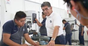 Bloomberg señala que los trabajadores mexicanos de la industria automotriz ganan apenas la décima parte de sus contrapartes de EU. Foto: EFE