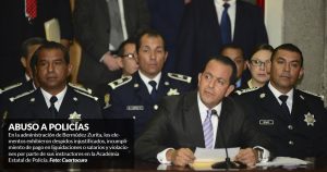 El guardia de seguridad José Guadalupe González camina por delante del equipo restante de maquinaria pesada en el sitio donde se iba a construir una fábrica de Ford en Villa de Reyes, cerca de la ciudad de San Luis Potosí, México, el miércoles 4 de enero de 2017. (AP Foto/Rebecca Blackwell)