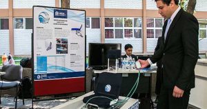 El sistema consta de una base con un motor lineal para subir y bajar dentro de la bañera a una persona. Foto: UASLP. 