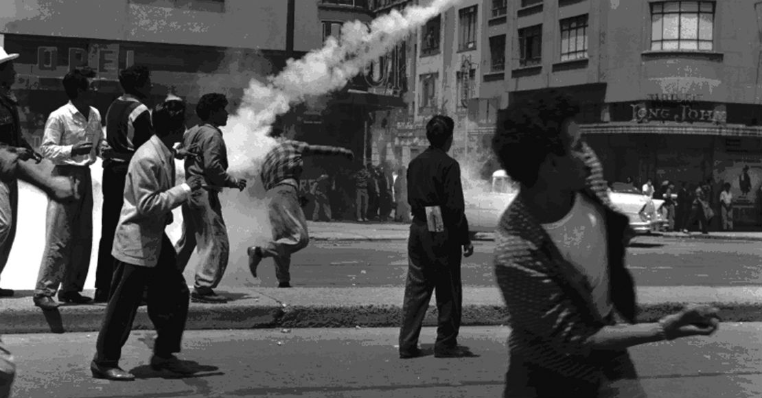 3.	Rodrigo Moya, Avenida Juárez, 1958. D.R. Rodrigo Moya, imagen cortesía del fotógrafo