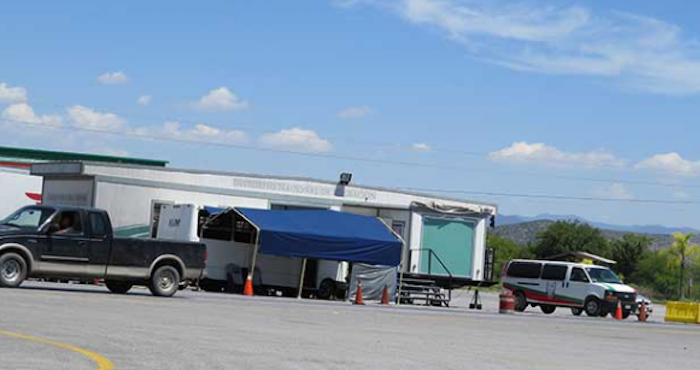 los denunciantes encararon a las autoridades de Migración. Foto: Pulso 