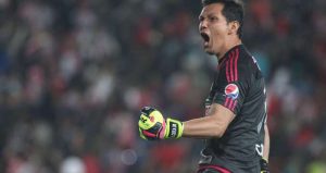 Rodolfo Cota es galardonado como el mejor portero del año por la Liga MX. Foto: EFE