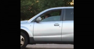 El perro toca el claxon varias veces hasta que su dueña sale del establecimiento. Foto: Twitter/@justcrail.