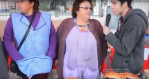 El perro aprovechó trató de pasar desapercibido mientras robaba una empanada pero la cámara lo captó. Foto: YouTube