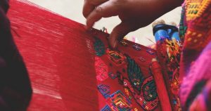 Los mayas guatemaltecos han soportado el robo y la cooptación de sus textiles durante años, tanto de corporaciones extranjeras como de diseñadores nacionales no indígenas. Foto: Julie Houde-Audet/GlobalVoices