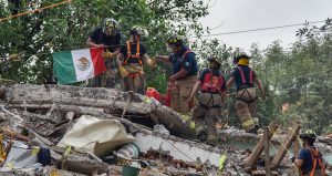 Rescatistas en el edificio 1-C del Multifamiliar Tlalpan, derrumbado a causa del sismo del 19 de septiembre. Foto: Mario Jasso, Cuartoscuro