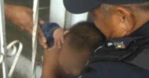 El niño fue rescatado por elementos de la Dirección General de Seguridad Pública Municipal. Foto: Especial vía Pulso