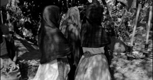 Los muertos reciben comida y bebida en el lugar donde reposan sus restos mortales. San
Gabriel Chilac, Puebla, 1964.
D.R. © Ruth D. Lechuga / Artes de México, 2017.
