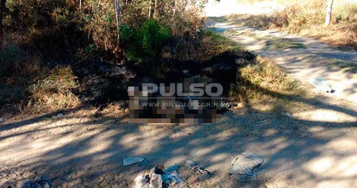 El cuerpo estaba completamente boca arriba y completamente quemado, por lo que aún se encuentra sin identificar. Foto: Pulso 