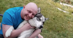 El hombre se sintió afortunado de que el Husky le ayudara a detectar el cáncer accidentalmente. Foto: Michael Dizoglio via La Opinión