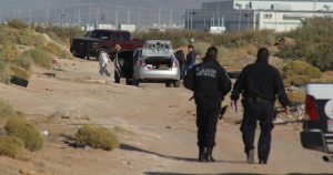 Policías acuden al lugar donde se encontró el cuerpo de una mujer en el norte del país. (Imagen ilustrativa) Foto: Nacho Ruíz, Cuartoscuro